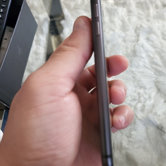 Unlocked Apple iPhone 8 64GB Space Grey - Picture 4 of 6